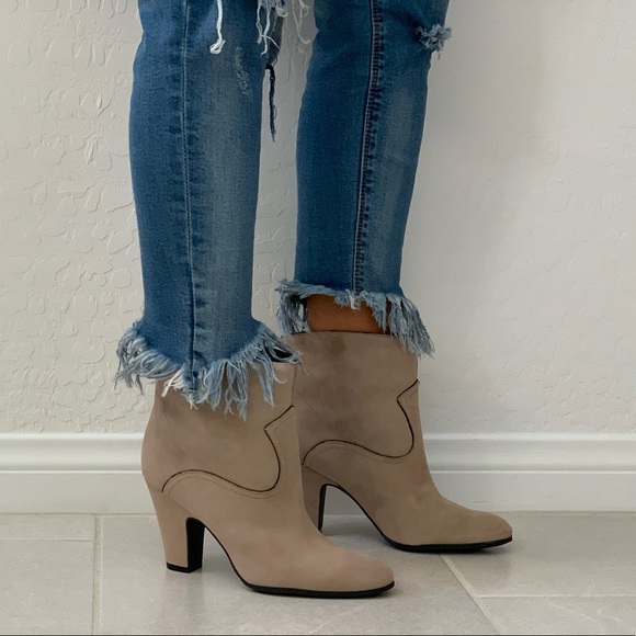 NIB Cream Distressed Pull On Western Ankle Booties - Picture 4 of 8